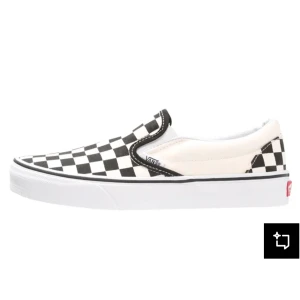 Vans Checkerboard Slip-On sneakers - Klassiska Vans Slip-On sneakers med svartvitt rutigt mönster. Skorna har låg profil, vit sula och är tillverkade i canvas. Köpta i Vans butiken i Göteborg. Lite slitna i hälkappan.