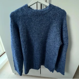 Blå stickad tröja  - Super skön stickad tröja köpt på veromoda💞