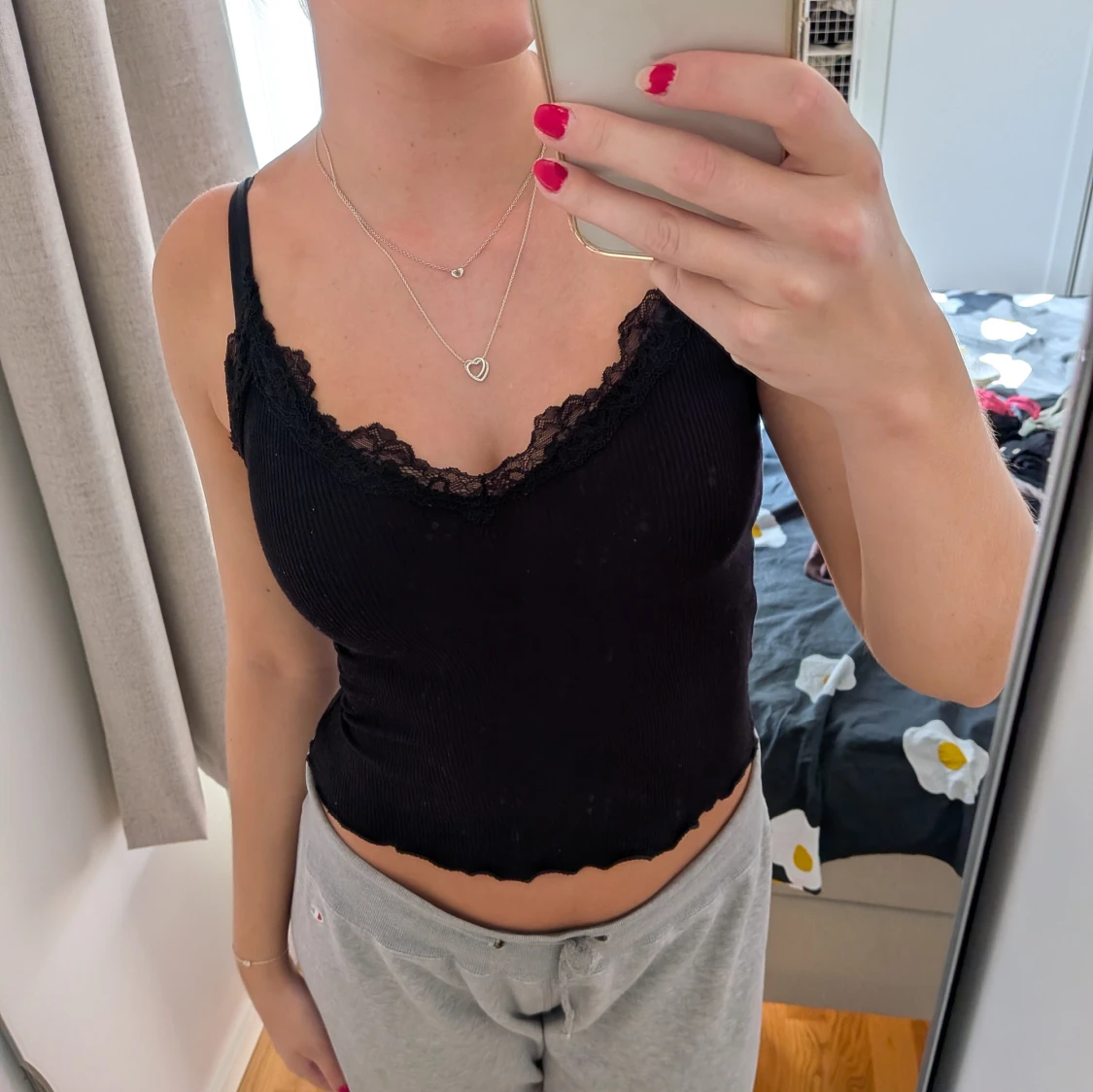 Svart ribbad linnetopp med spets