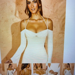 Vit kort klänning från Oh Polly - Supersnygg vit kort klänning från Oh Polly. Använd en gång men finns inga tecken på användning. Köpt för 58,95€ och är just nu slutsåld i str 6. Modellen är ’Odessey’ och man kan söka upp på ohpollys sida :)