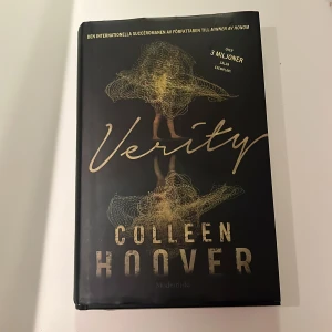 Verity - En internationell succéroman av Colleen Hoover! Verity är en spännande och romantisk thriller som håller dig på helspänn. Perfekt för dig som gillar mysterier, oväntade vändningar och starka känslor. En bok som är svår att lägga ifrån sig!