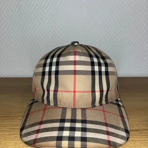 Burberry Keps - Säljer min burberry keps eftersom att jag ej använder den längre, och det är inte min stil. Har tagit hand om den väl och den ser bra ut. Svarar mer en gärna på alla frågor.                                                 -Pris kan diskuteras