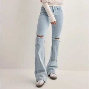 Lågmidjade bootcut jeans - Superfina ljusblå Lågmidjade bootcut jeans från nelly, knappt använda! Nypris 699💓 