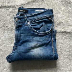 Replay anbass jeans blåa  - Tjena, säljer nu mina replay anbass jeans pga att jag har växt ur dom. Jag är lite osäker på storleken men om du är 160 till 170 skulle dom passa perfekt hör av vid minsta fundering priset är inte hugget i sten  