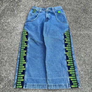 JNCO wide jeans med neon detaljer - 69x76 cm midja 43 cm innersöm 69 cm benöppning 33 cm (justerbar)
