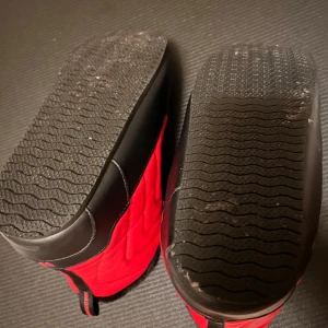 Madshus Intuition vinterboots röda - Riktigt sköna och varma vinterboots från Madshus med Intuition värmeformbar innersula. Skorna är röda med svarta detaljer, quiltad ovandel och mjukt foder. Perfekta för kalla dagar och vinteraktiviteter.