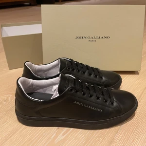 John Galliano NYA!!! - Endast testade Nyskick!         Skriv vid frågor eller fler bilder.      Priset är inte hugget i sten