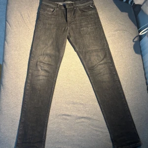 Svarta skinny jeans från Replay - Säljer ett par svarta skinny jeans från Replay. Klassisk femficksmodell med dragkedja och knapp framtill. Jeansen har en smal passform och är tillverkade i ett stretchigt jeansmaterial som sitter snyggt längs benen.