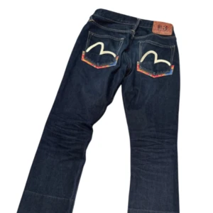 Selvedge Evisu Jeans  - Galen Grail från 2008,riktigt bra skick håller precis på att bryta in sinda fades så perfekt för en ny ägare.Riktigt coola detaljer storlek 28/32.Hmu!