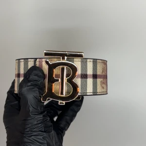 B bälte GULD - Helt nytt bälte! Vi har fler bälten i vår profil i olika färger, modeller och märken in och kika eller vid frågor är det bara att skriva direkt!