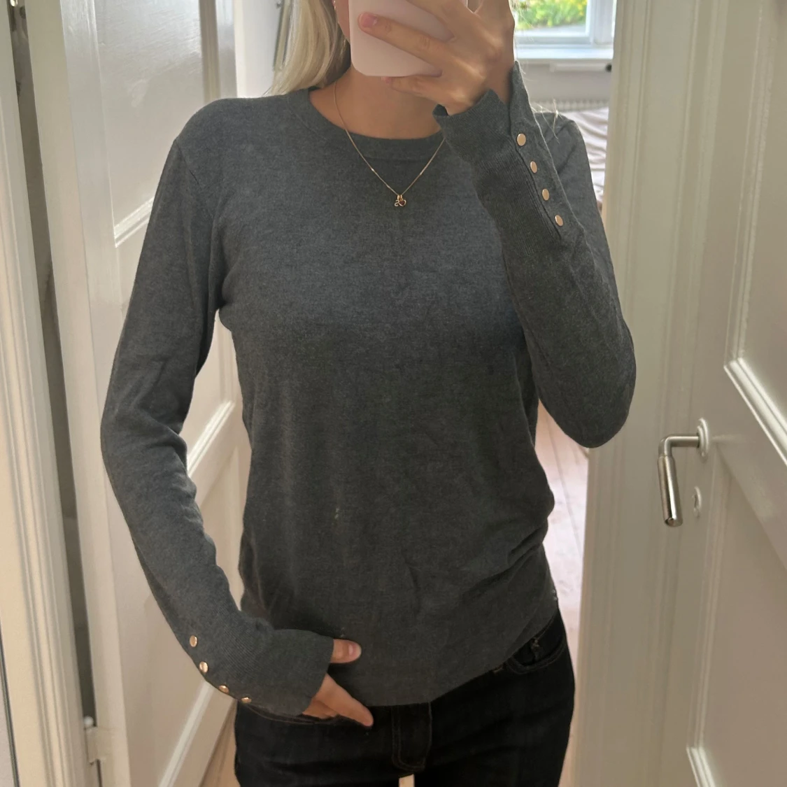 Mörkgrå långärmad tröja med knappar - 1