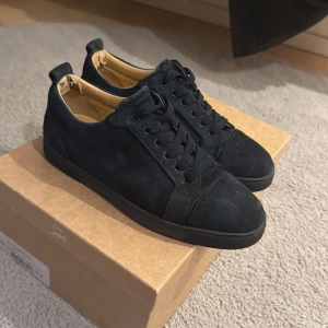 Christian Louboutin  - Ett par mörkblåa loubs i ett 8/10 skick ! Mockan är i ett fint skick enda defekten är på bild 3! Köpta på varuhuset Harrods i london för 775 pund. Extra skosnören och lådan ingår! Därav säljer jag dom för 3899! Hör av dig för minsta lilla fråga! 