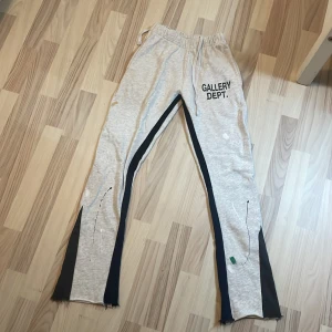 Gallery dept byxor  - Säljer mina gallery dept byxor, dom är S men passar XS också, dom är i mycket bra skick kategorin. Kom me prisförslag så kan vi diskutera priset!