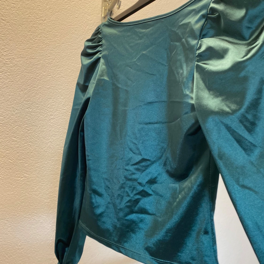 Turkos satin korsettopp med puffärm - 1