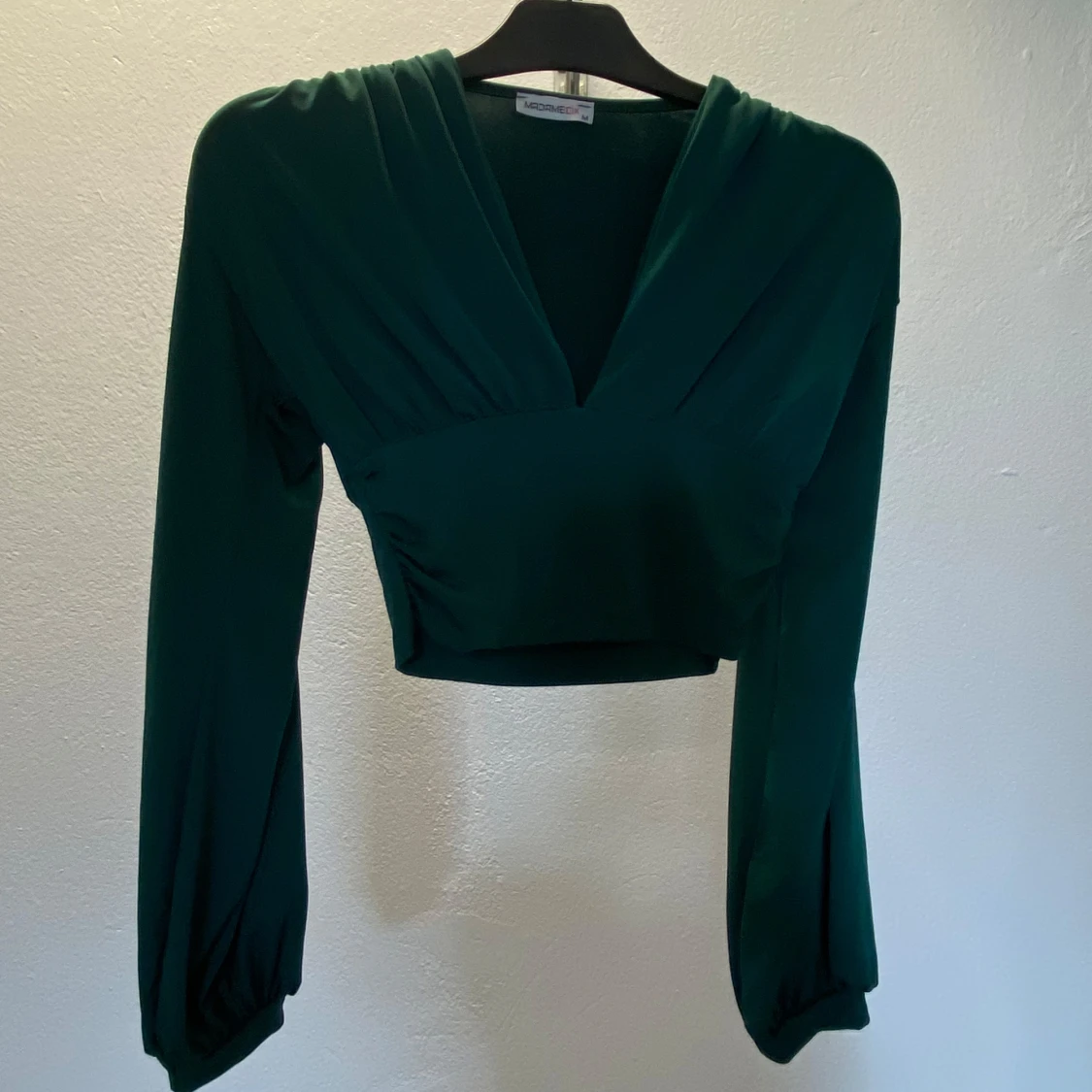 Mörkgrön croppad blus från MadameCix