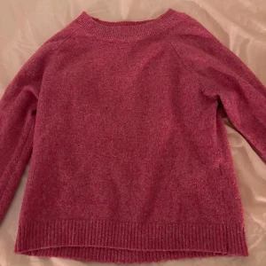 Rosa stickad tröja från Vero Moda - Mysig rosa stickad tröja från Vero Moda med rund halsringning och ribbade muddar. Perfekt för lager-på-lager och chill dagar. Långärmad och i en skön, mjuk kvalitet som håller dig varm under kyliga dagar. Skickar bilder på ifall det skulle önskas. 