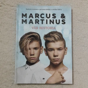 Marcus & Martinus: Vår historia - Följ med bakom scenen i Marcus & Martinus liv! Med privata bilder, unika fakta och personliga berättelser får du en inblick i deras vardag, musikdrömmar och vänskap. Perfekt för dig som vill veta mer om Norges popduo och deras resa till stjärnstatus.