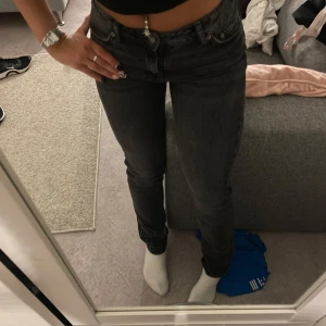 Mörkgrå Zara jeans  - Låg midja, fint skick.❤️