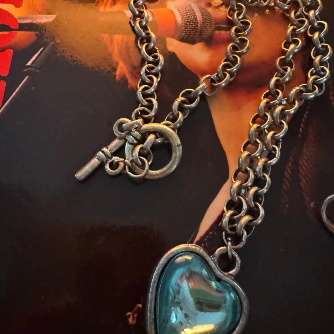 Silverfärgat halsband & örhängen med blå stenar - 2