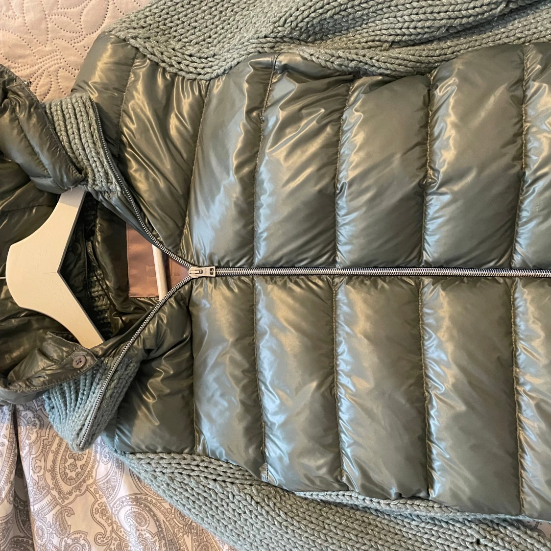 Grön pufferjacka/ cardigan från Herno med stickade ärmar - 2