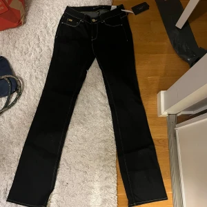 Mörkblåa jeans från Zara Woman - Snygga svarta jeans från Zara Woman som tyvärr  inte passar längre.