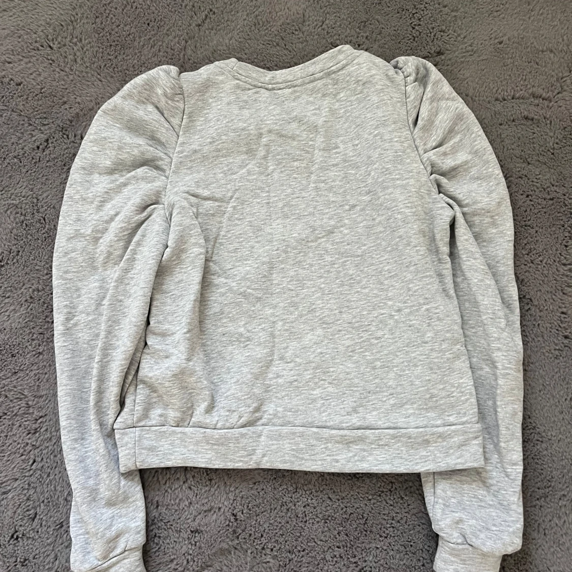 Grå sweatshirt med puffärmar från ONLY - 2