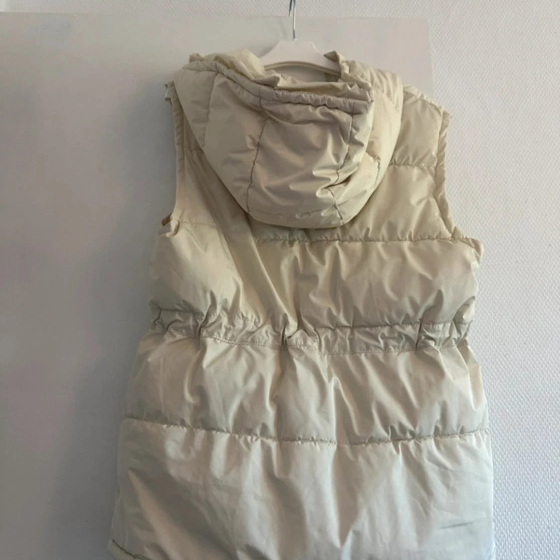 Beige dunväst med huva från New Look - 1