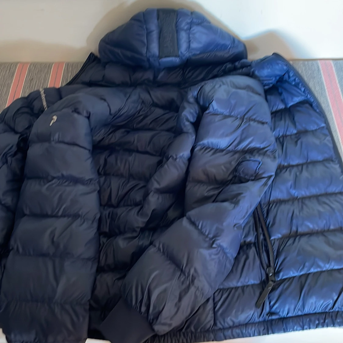 Mörkblå Peak Performance dunjacka - 1