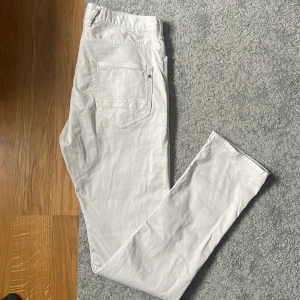 Vita chinos från replay! - Snygga chinos från replay! Nästintill helt oanvända. Storleken är 166cm och dom sitter perfekt på mig som är 185! Hör av er!