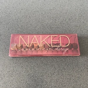 Urban Decay Naked Cherry palett - Urban Decay Naked Cherry är en ögonskuggspalett med 12 pigmenterade nyanser 