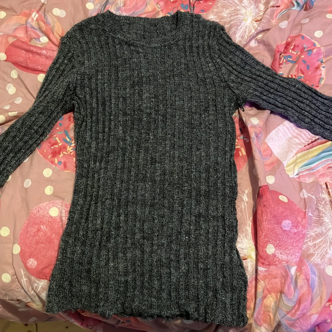 Mörkgrå ribbad stickad tröja Bikbok