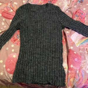 Mörkgrå ribbad stickad tröja Bikbok - Säljer en mörkgrå stickad tröja från Bikbok i storlek M. Köpte den för 180kr men säljer den för 60. Använd 2gånger.