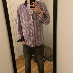 Rutig skjorta från Morgan  - Säljer en snygg rutig skjorta från Morgan i rosa, blått och vitt. Tillverkad i mjuk bomull. Perfekt för dig som gillar en avslappnad men ändå stilren look. Pris kan diskuteras vid köp av bundel.💪🏻