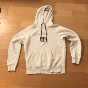 Vit hoodie från Gant med tryck - En fin Gant Hoodie, Har hål i vänster ärmen längst ner.