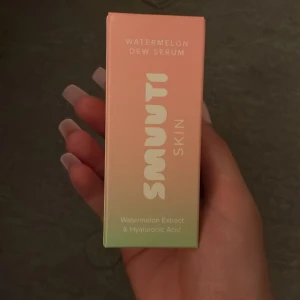 Smuuti Skin Watermelon Dew Serum - Helt ny Fräsch Watermelon Dew Serum från Smuuti Skin med vattenmelonextrakt och hyaluronsyra. Perfekt för dig som vill ha glow och återfuktad hud. Säljer pågrund av att jag fick den i födelsedagspresent men är försiktig med nya produkter💕