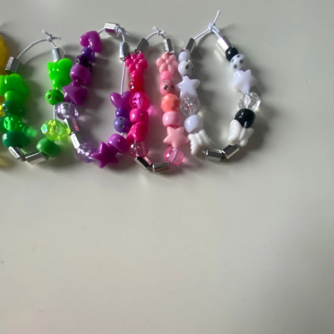 Färgglada pärlarmband  - 3