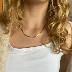 Halsband & armband - Säljer ett halsband och ett armband i guld💕 