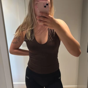 3-pack linne toppar från SHEIN - Säljer ett 3-pack linne toppar från Shein, vit, svart och brun. 50kr för alla tre