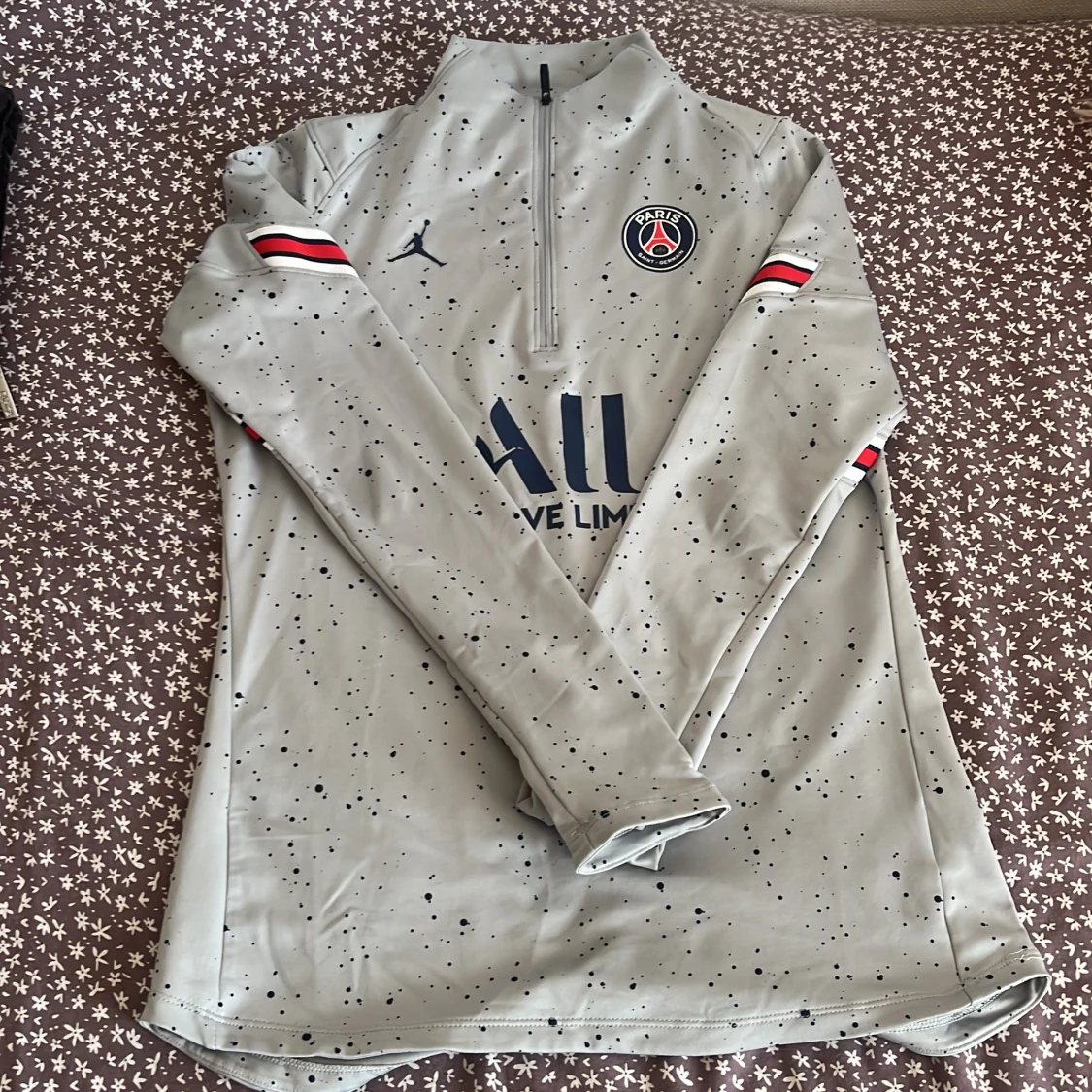 Grå långärmad PSG fotbollströja