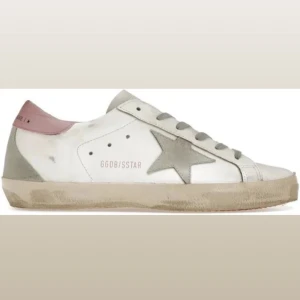 Golden Goose vita sneakers med rosa bak - Snygga vita sneakers från Golden Goose med rosa därbak, skriv för mer bilder osv. ❤️skorna är knappt använda och i väldigt bra skick. Priset kan diskuteras! 