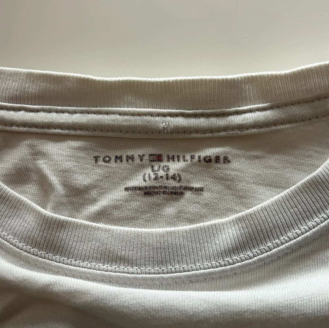 Vit t-shirt från Tommy Hilfiger - 3