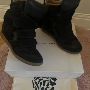 Isabel Marant skor - Svarta Isabel Marant skor i modell Bekett storlek 38. Dem är i väldigt bra skick då de nästan inte är andvända, pga för stora för mig. Du får med skokartong och två dustbags!