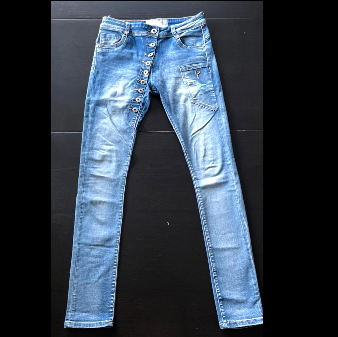 Blå skinny jeans från Chica London