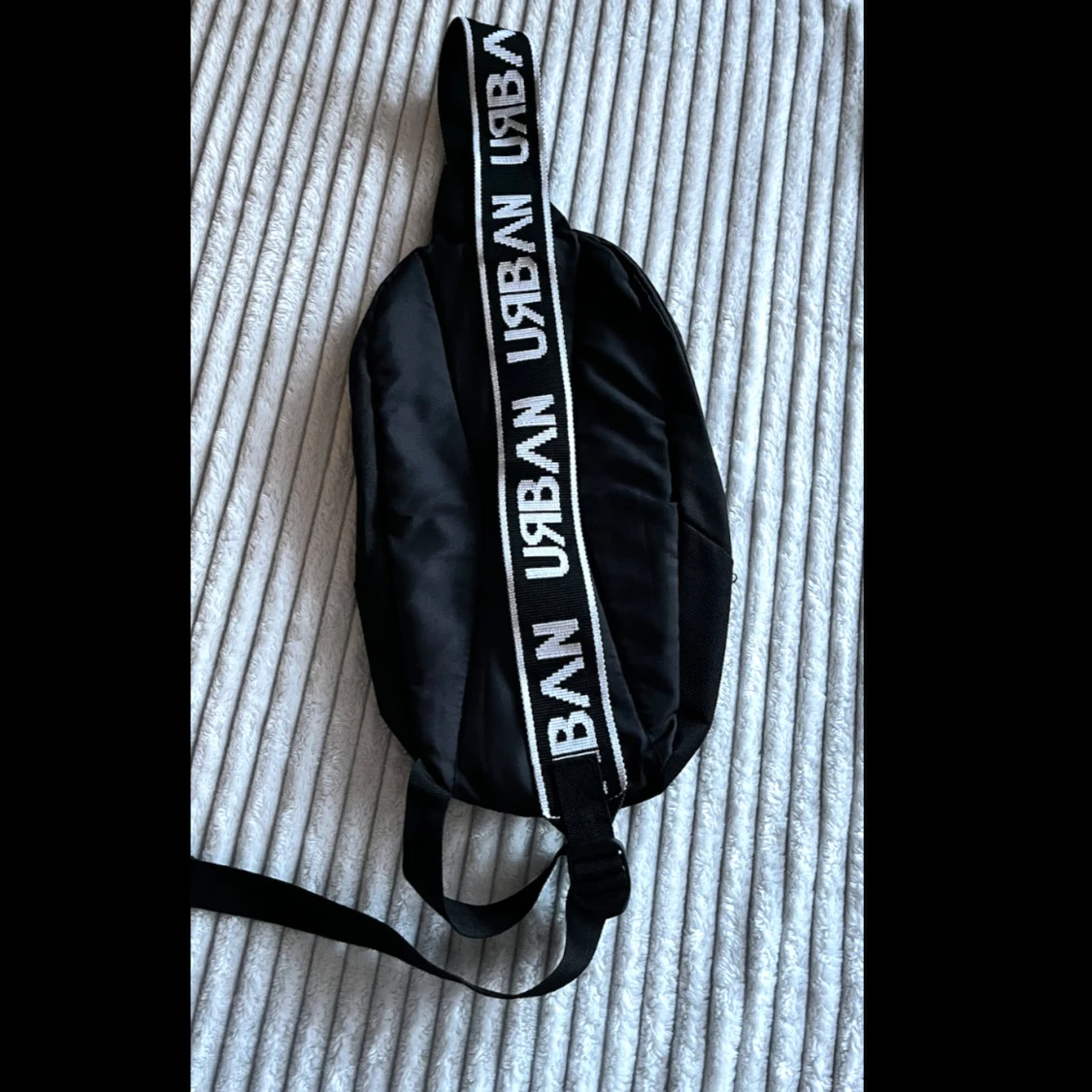 Svart Urban axelväska med tryck - 1