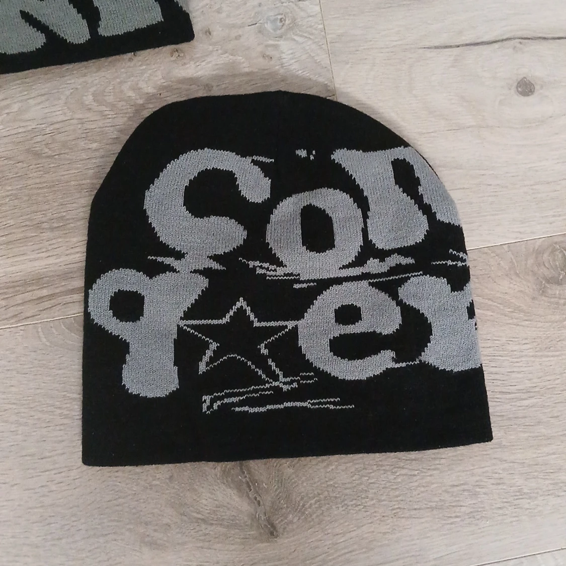 Svarta mössor med grå text - 1