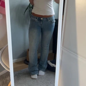 True religion jeans💓 - Säljer nu mina älskade true religion jeans då jag känner att de inte kommer till använding😭💞ÄLSKAR verkligen de och tycker de är så fina😍 Har sytt upp jeansen och de passar perfekt på mig som är ca 158cm lång, såklart går de att ta ner de igen om man önskar de🙏🏼