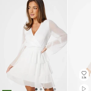 Vit studentklänning  - Superfin vit kortklänning från Bubbleroom med omlottliv, v-ringning och långa transparenta ärmar. Passar bra till studenten! Använt en gång under min student. Ordinariepris: 699kr.   (Pris går att diskuteras)🥰