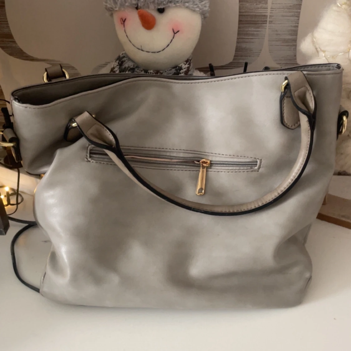 Grå axelväska med nitar och dragkedja - 1