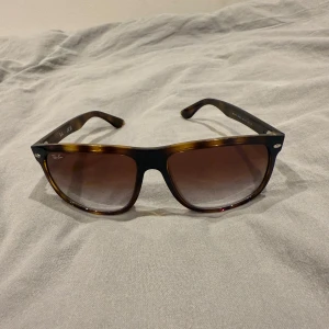 Raybans boyfriend solglassögon - Tjena säljer mina raybans boyfriend då jag har haft dem under sommaren och vill testa något nytt till nästa väldigt bra skick ny pris 1240kr