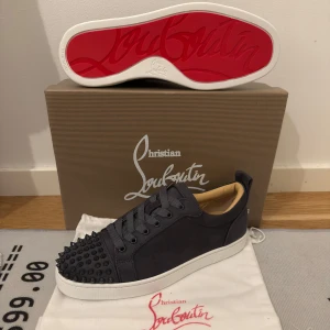 Louboutins  - Säljer nu dessa sprillans nya louboutinsen. De är i strl 43. Du får med allt som visas på bilderna dvs skor, dustbag, box osv. Mer loubs finns i min profil. Bara att skriva ett DM vid intresse!